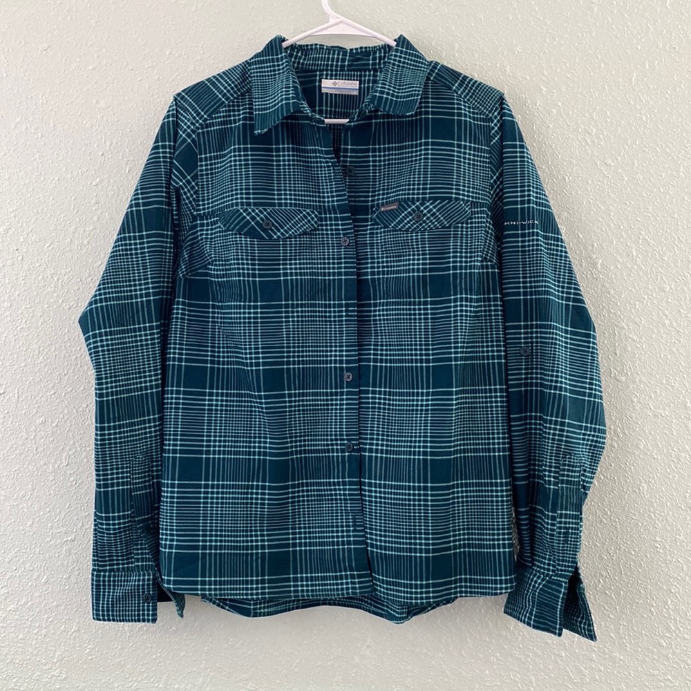 Columbia Woman’s  long sleeve button down Omni wick size Large